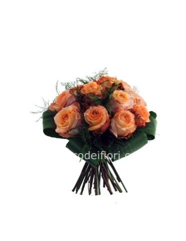 Bouquet di rose salmone e iperico