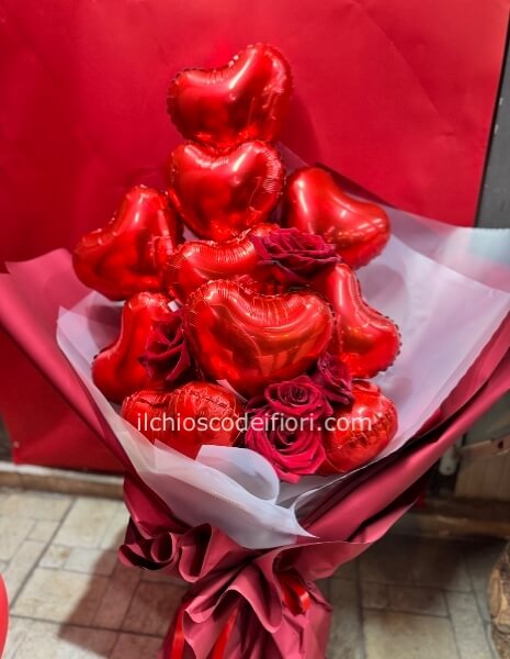 Fascio di rose con palloncini a cuore